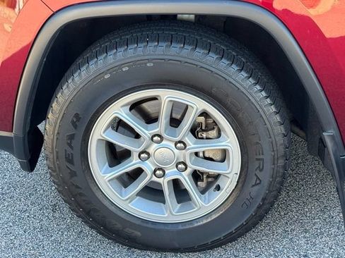 Used 2020 Jeep Grand Cherokee Laredo AWD/4WD image 3