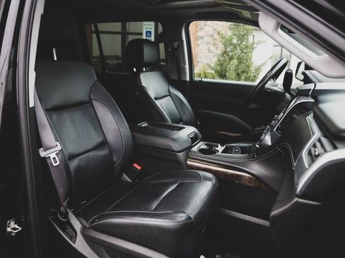 Used 2017 Chevrolet Suburban LT image 32