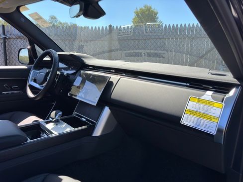New 2025 Land Rover Range Rover Long Wheelbase SE image 25