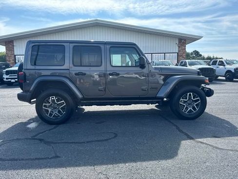 Used 2025 Jeep Wrangler Unlimited Sahara AWD/4WD image 4