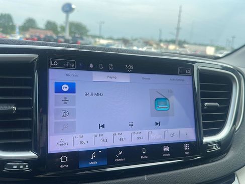 Used 2024 Chrysler Pacifica Touring-L FWD image 21