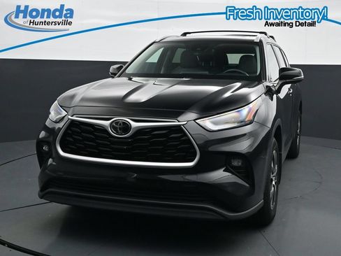 Used 2024 Toyota Highlander XLE AWD/4WD image 3