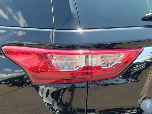 Used 2021 Chevrolet Traverse LS w/ LPO, Floor Liner Package image 32