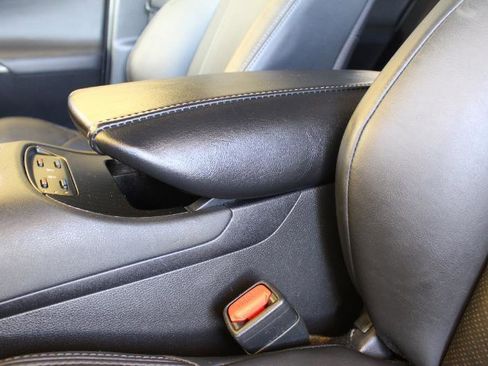 Used 2021 Toyota Venza XLE w/ Softex Package image 38