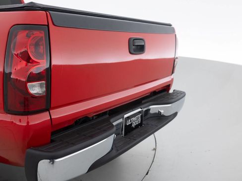 Used 2005 Chevrolet Silverado 2500 LS w/ Heavy-Duty Power Package image 16