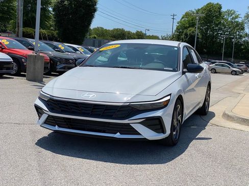 Used 2025 Hyundai Elantra Sport FWD image 3