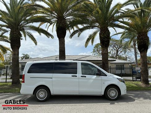 Used 2018 Mercedes-Benz Metris Passenger image 2