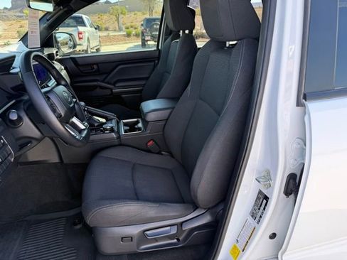 Certified 2025 Toyota 4Runner SR5 AWD/4WD image 29