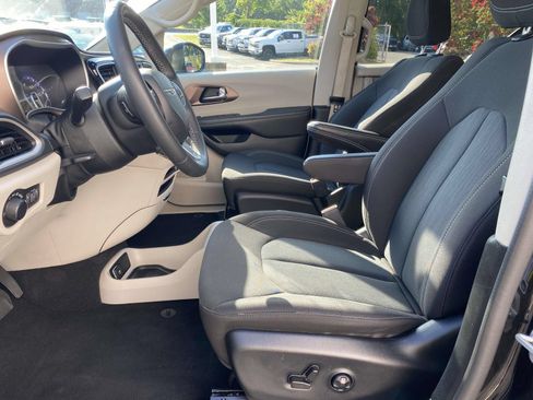 Used 2023 Chrysler Voyager LX FWD image 12