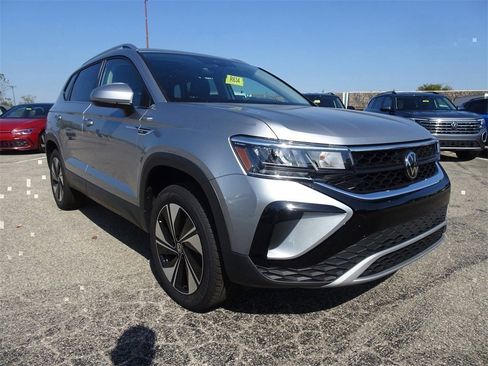 Certified 2024 Volkswagen Taos SE image 8