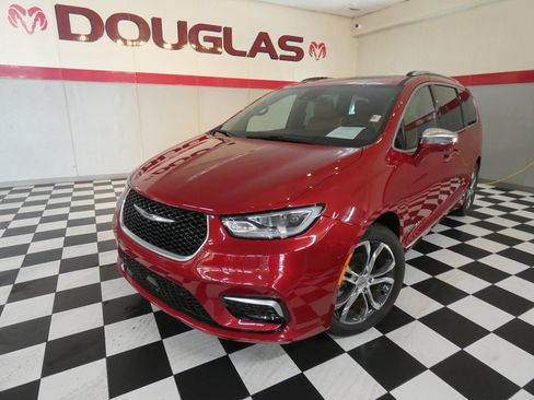 Used 2024 Chrysler Pacifica Pinnacle FWD image 1