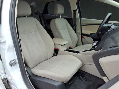 Used 2018 Ford Focus SE w/ SE Appearance Package FWD image 14