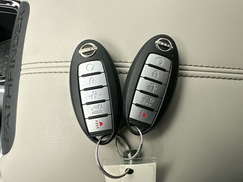 Used 2022 Nissan Pathfinder SL AWD/4WD image 33