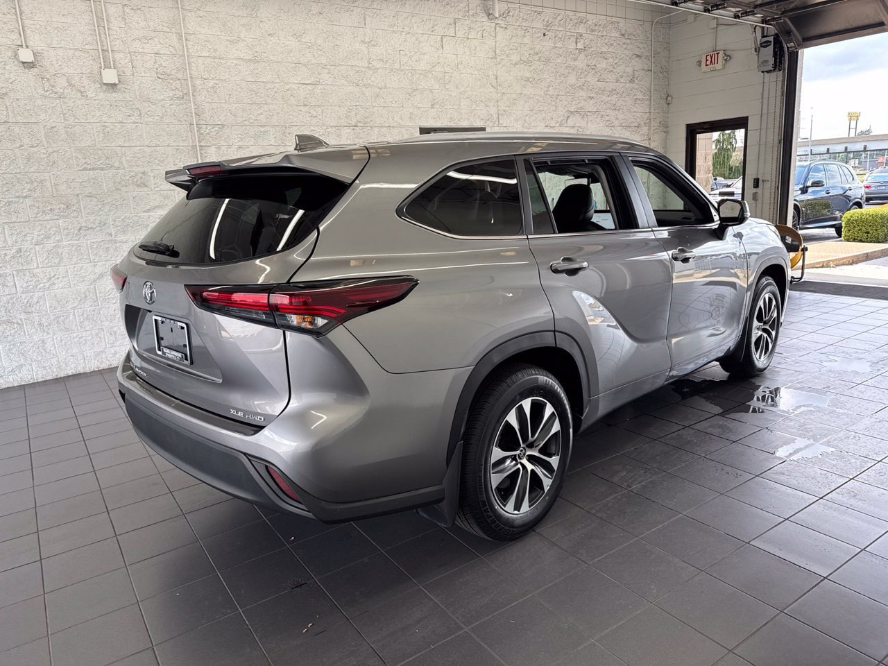 Used 2025 Toyota Highlander XLE AWD/4WD image 8