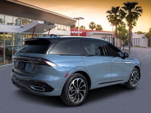 Used 2025 Lincoln Nautilus Reserve AWD/4WD image 3