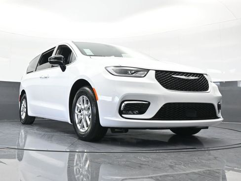 New 2026 Chrysler Pacifica Select image 56
