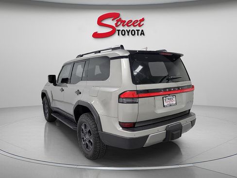 Used 2024 Lexus GX 550 AWD/4WD image 2