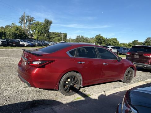 Used 2017 Nissan Altima 2.5 SR w/ Midnight Edition Package FWD image 3