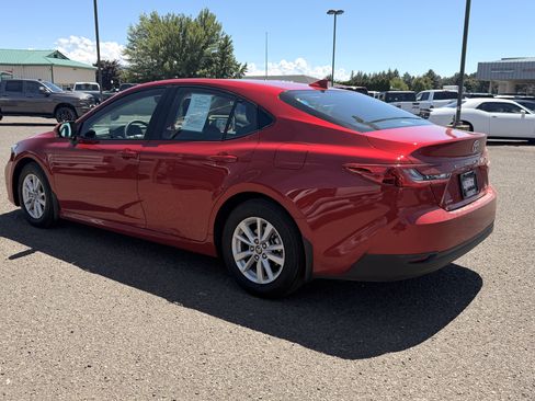 Used 2025 Toyota Camry LE w/ Convenience Package FWD image 5
