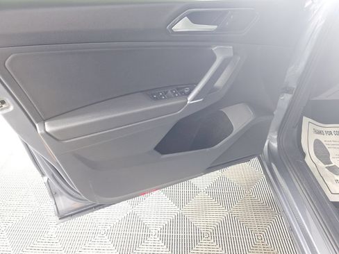 Used 2018 Volkswagen Tiguan SE w/ Panoramic Sunroof Package AWD/4WD image 11