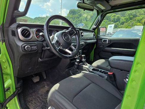 Used 2018 Jeep Wrangler Unlimited Sahara AWD/4WD image 9
