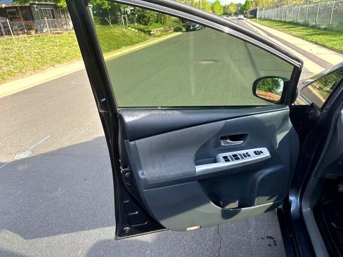 Used 2014 Toyota Prius V Two image 8