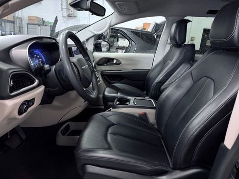 Used 2023 Chrysler Pacifica Touring-L FWD image 18