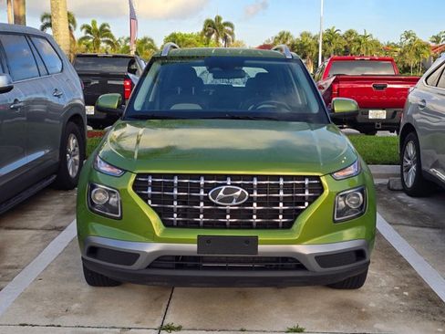 Used 2024 Hyundai Venue SEL FWD image 2