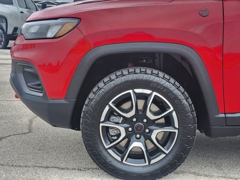 Used 2025 Jeep Compass Trailhawk AWD/4WD image 9