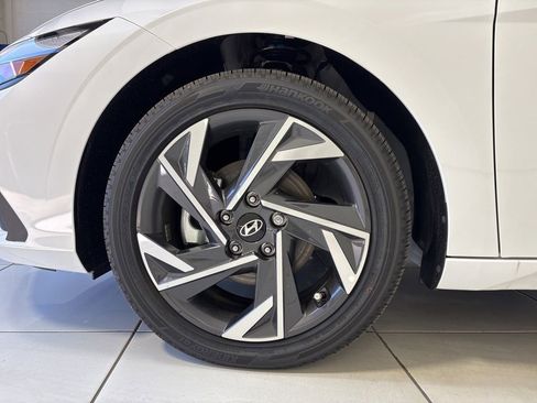 Used 2025 Hyundai Elantra SEL FWD image 9