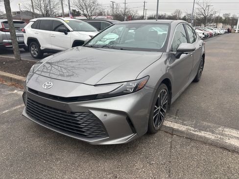 Used 2025 Toyota Camry XLE image 3