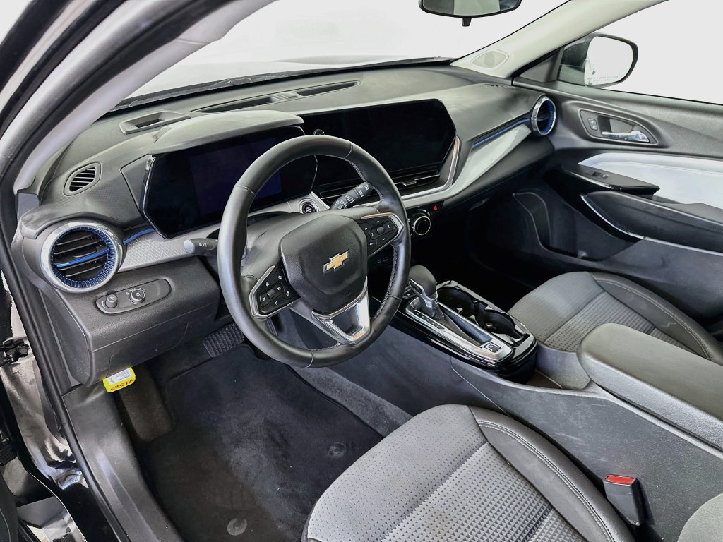 Used 2025 Chevrolet Trax LT w/ LT Convenience Package FWD image 29