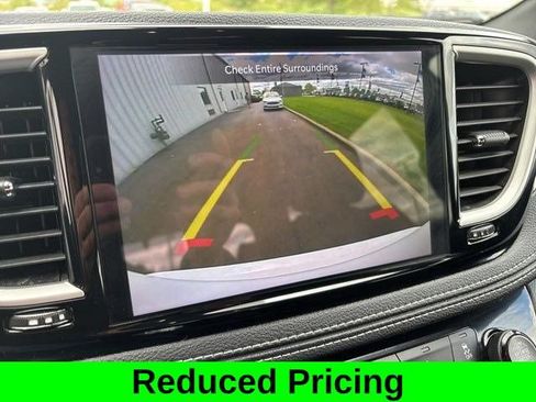 Used 2023 Chrysler Pacifica Touring FWD image 22