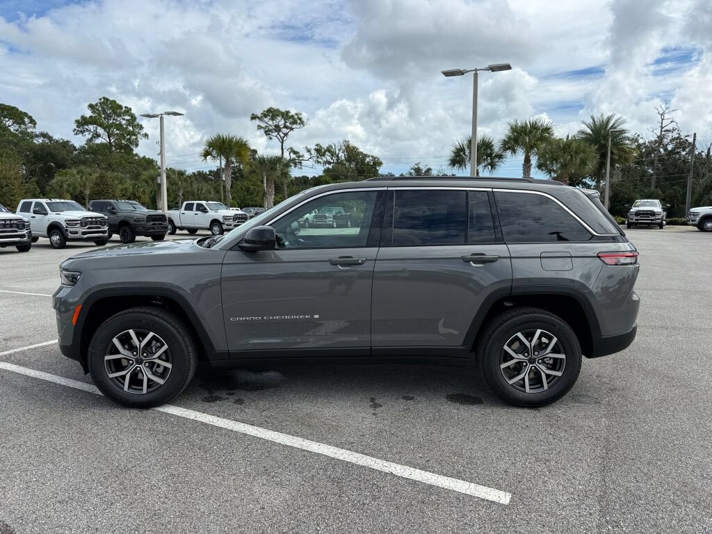 New 2027 Jeep Grand Cherokee Laredo AWD/4WD image 6