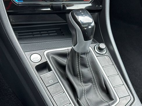 Used 2025 Volkswagen Jetta SE FWD image 21