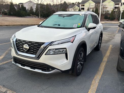 Used 2021 Nissan Rogue Platinum image 2