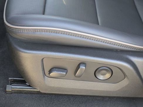 Used 2024 GMC Canyon Denali image 26