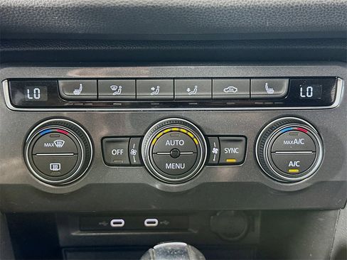 Used 2021 Volkswagen Tiguan SE w/ Panoramic Sunroof Package image 16