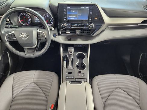 Used 2022 Toyota Highlander LE AWD/4WD image 16