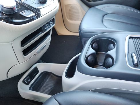 Used 2024 Chrysler Pacifica Select image 20