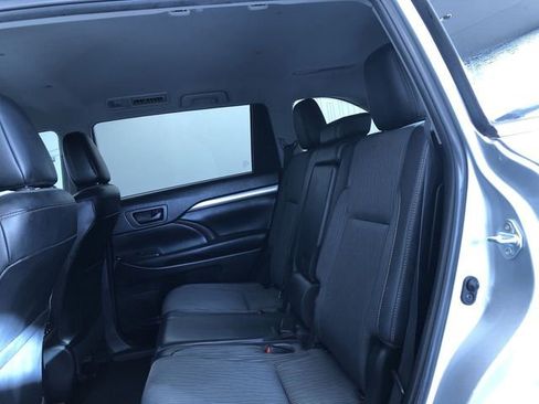 Used 2019 Toyota Highlander Plus w/ Phone Cable & Charge Package image 22