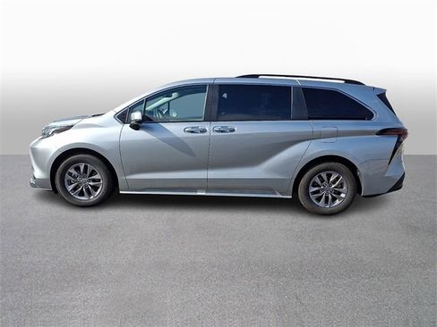 Used 2024 Toyota Sienna XLE image 7