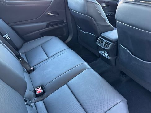 Used 2024 Lexus ES 300h w/ Premium Package FWD image 18