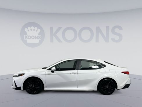 Used 2025 Toyota Camry SE image 2