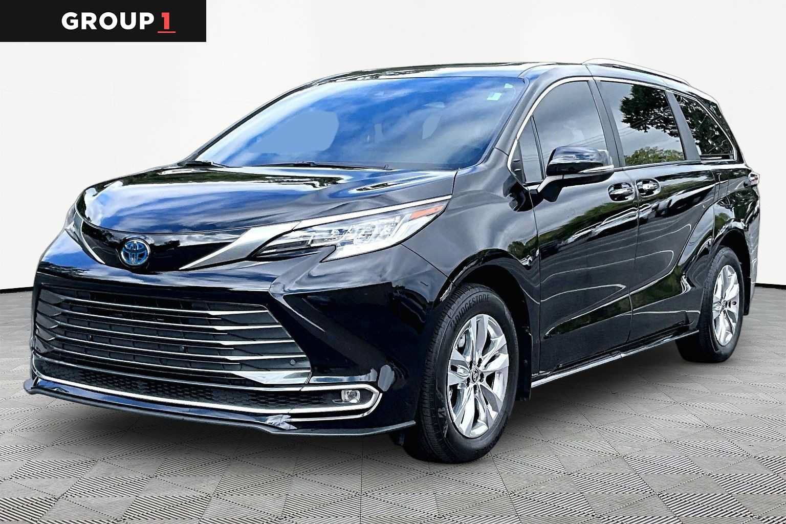 Used 2025 Toyota Sienna Limited FWD image 1
