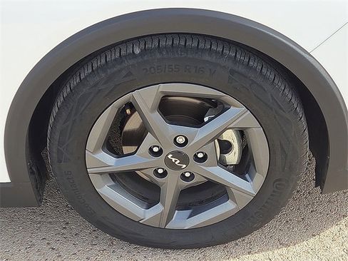 Used 2025 Kia K4 LXS image 9