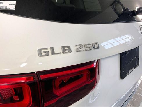 Used 2021 Mercedes-Benz GLB 250 4MATIC image 8