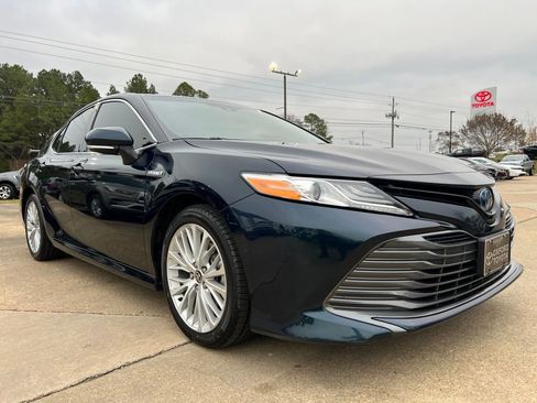 Used 2020 Toyota Camry XLE image 1