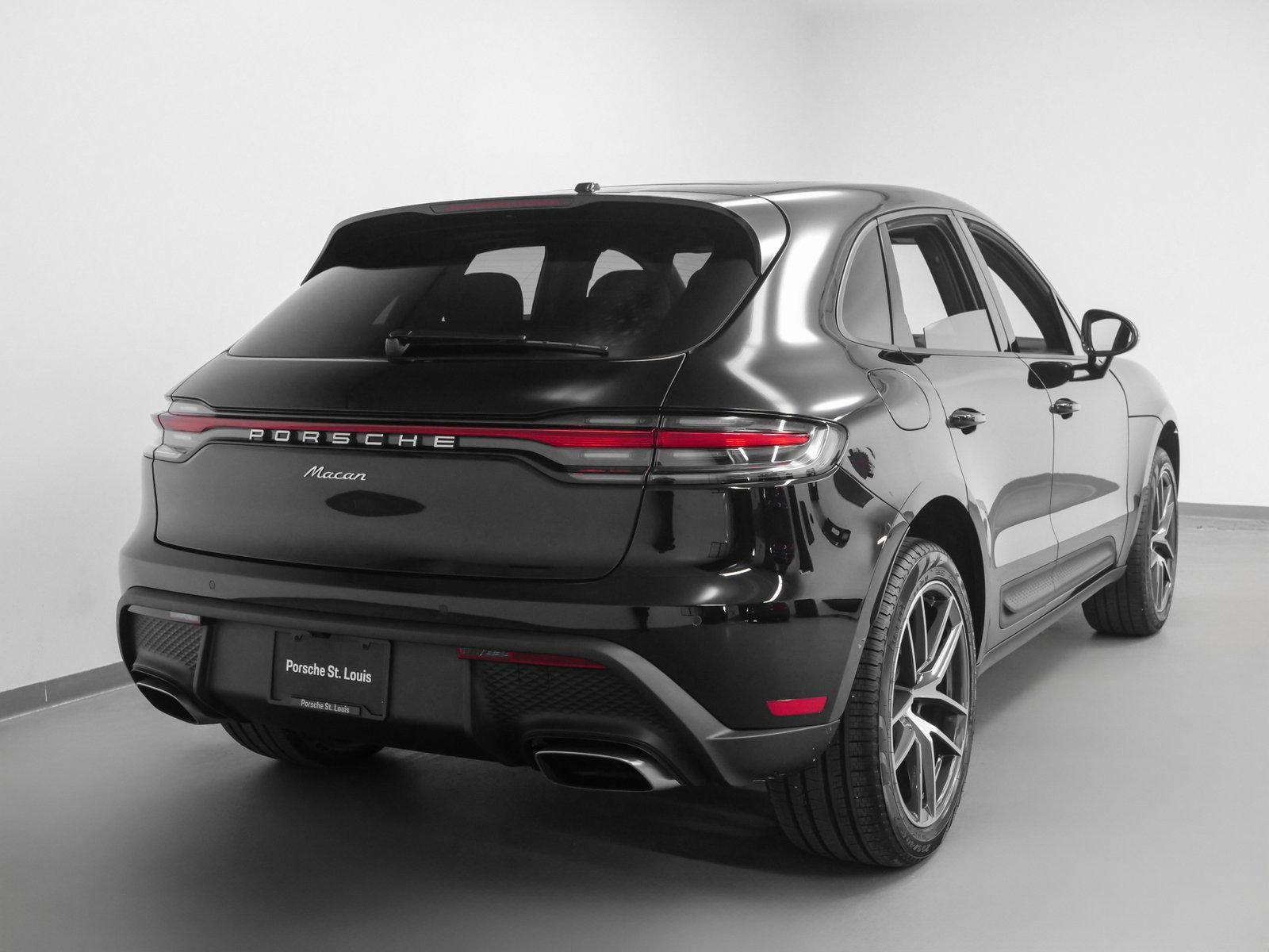 Certified 2025 Porsche Macan AWD/4WD image 9