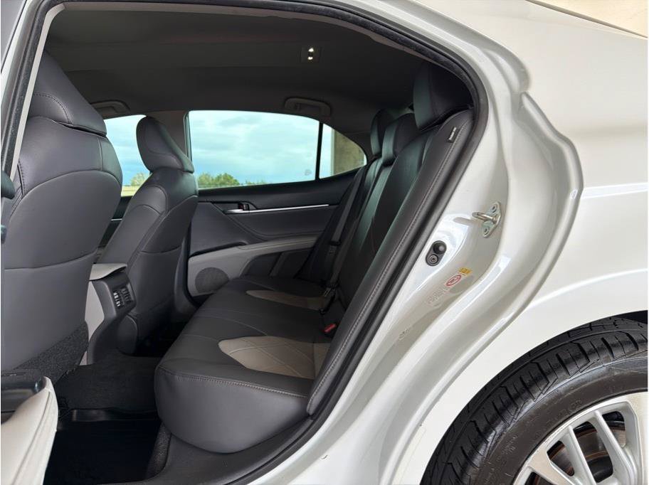 Used 2018 Toyota Camry XLE FWD image 11